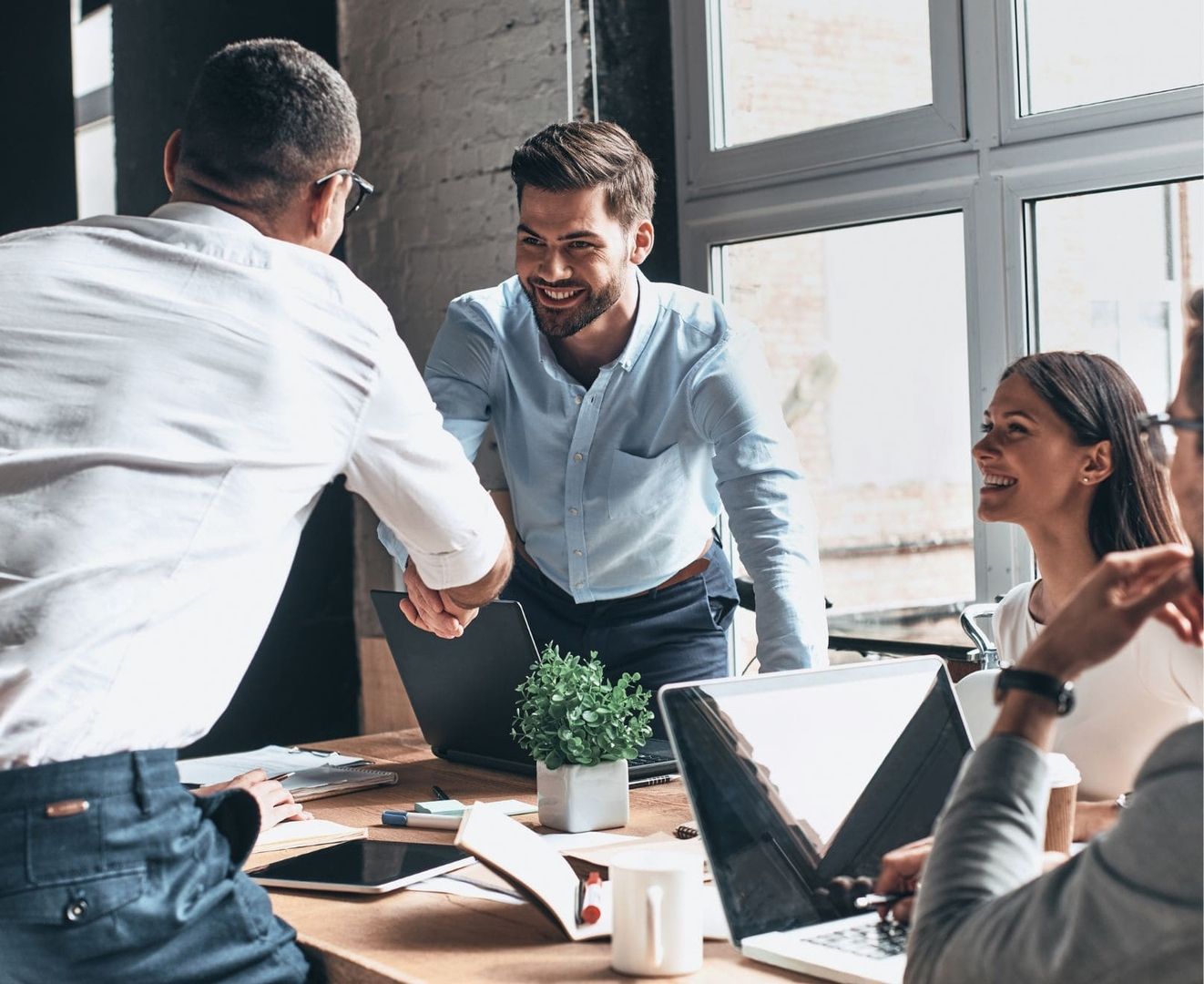 Teams aus Kollegen in einem Meeting