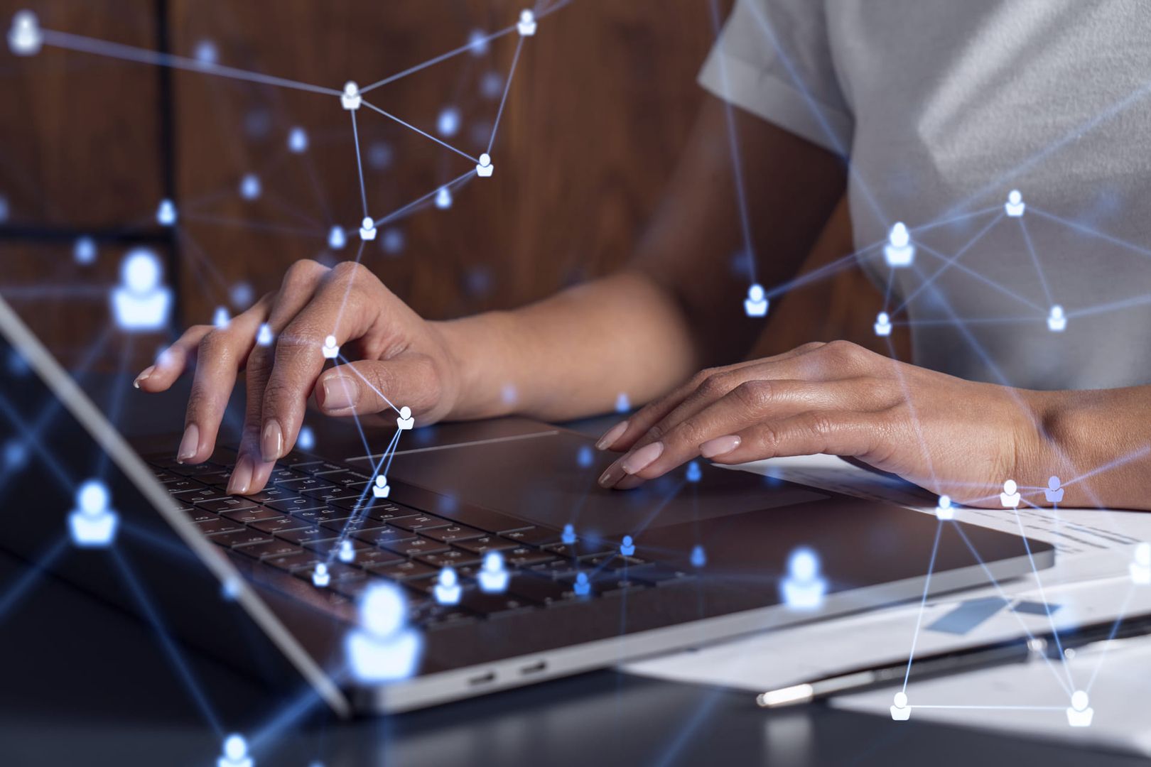 Arbeiterin am Computer